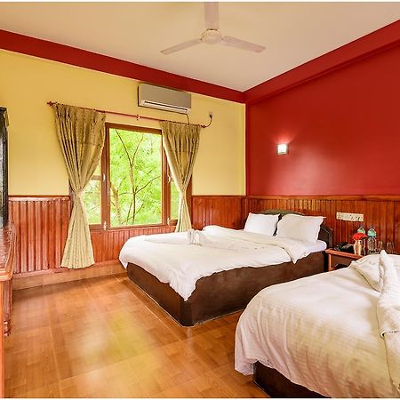 Hotel Nature Heritage チトワン エクステリア 写真
